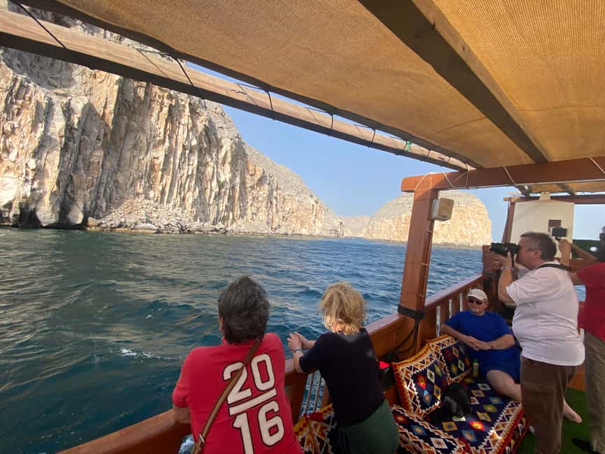 Immagine nº 10 di Khasab: Osservazione dei delfini, Snorkeling con attrezzatura e Pranzo attività a Mascate, caricata dal fornitore