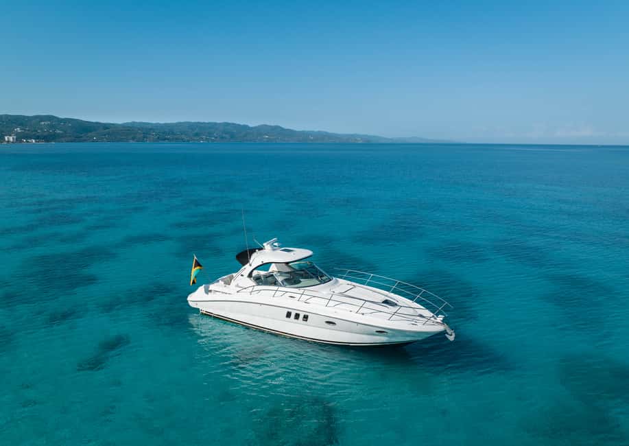 imagem n.1 de Montego Bay: experiência de iate particular com mergulho com snorkel e almoço atividade em Montego Bay, carregada pelo fornecedor