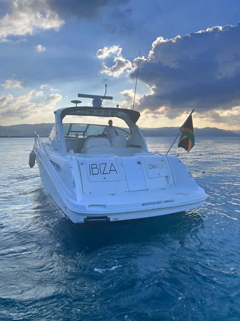 imagem n.3 de Montego Bay: experiência de iate particular com mergulho com snorkel e almoço atividade em Montego Bay, carregada pelo fornecedor