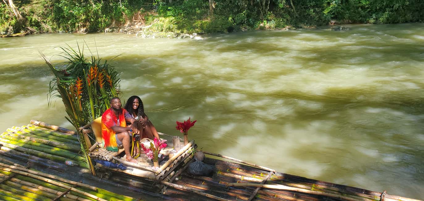 imagem n.2 de Montego Bay: Cruzeiro em jangada de bambu no Great River atividade em Montego Bay, carregada pelo fornecedor