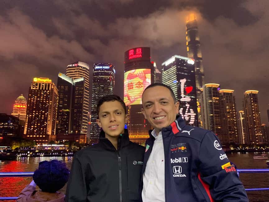 imagen n.º 6 de Shanghai: Excursión Nocturna en Crucero por el Río con Cena al Estilo Xinjiang actividad en Shanghái, subida por el proveedor