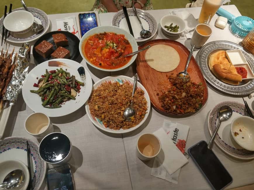 imagen n.º 7 de Shanghai: Excursión Nocturna en Crucero por el Río con Cena al Estilo Xinjiang actividad en Shanghái, subida por el proveedor