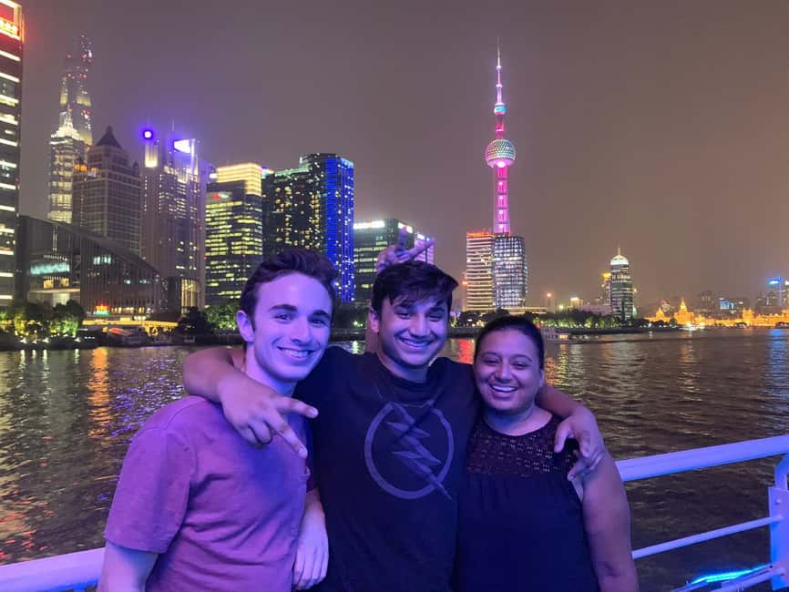 imagen n.º 5 de Shanghai: Excursión Nocturna en Crucero por el Río con Cena al Estilo Xinjiang actividad en Shanghái, subida por el proveedor