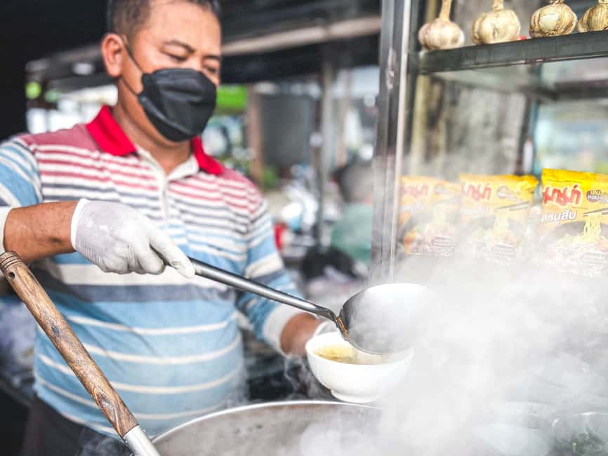 imagem n.1 de Phnom Penh: mercado matinal e café da manhã guiado por Tuktuk atividade em Phnom Penh, carregada pelo fornecedor