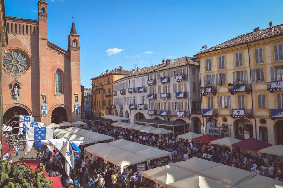 Immagine nº 3 di Alba: Tour guidato a piedi dei punti salienti della città storica attività a Alba, caricata dal fornitore
