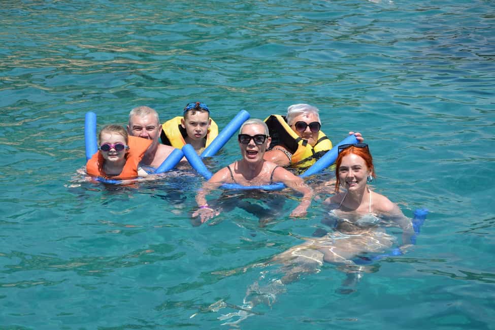 Image N°6 de Paphos : Croisière au coucher du soleil avec barbecue, baignade et kayak activité à Paphos, publiée par le prestataire