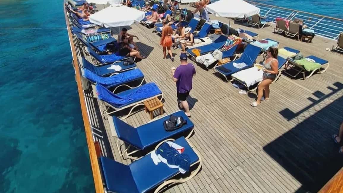 Image N°4 de Paphos : Croisière au coucher du soleil avec barbecue, baignade et kayak activité à Paphos, publiée par le prestataire