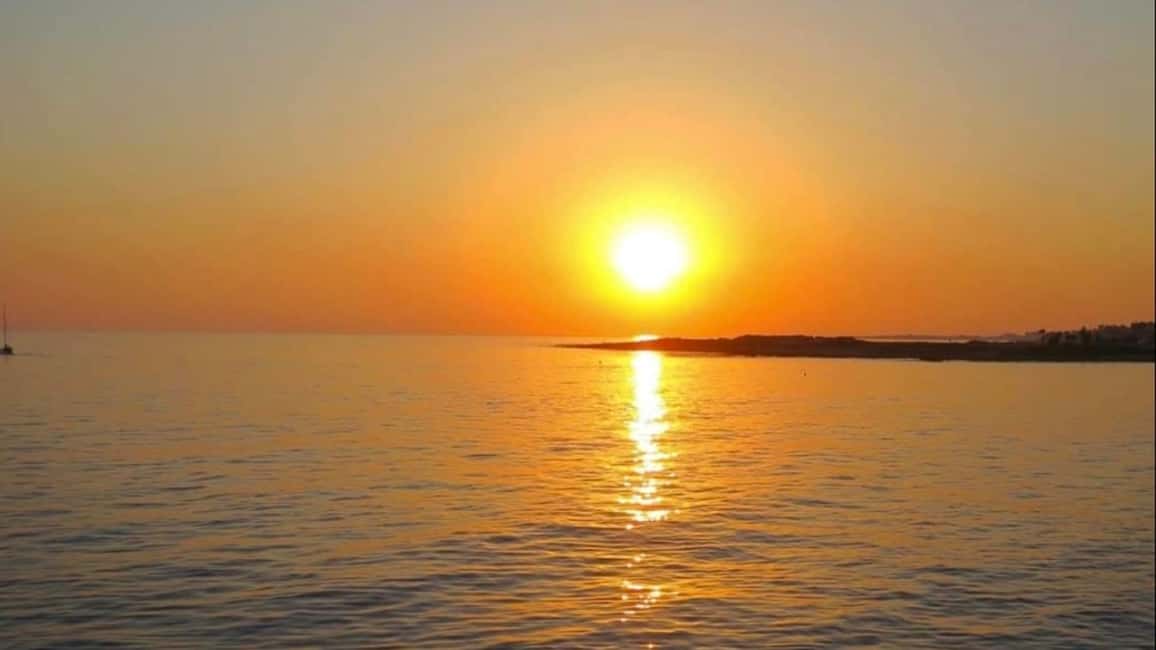 Image N°10 de Paphos : Croisière au coucher du soleil avec barbecue, baignade et kayak activité à Paphos, publiée par le prestataire