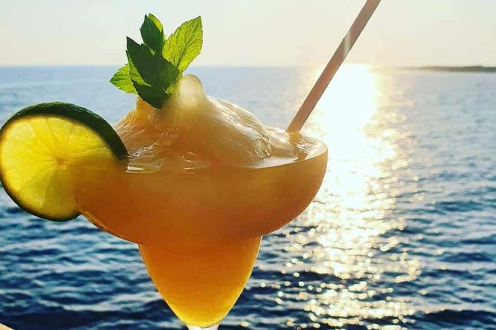 Image N°2 de Paphos : Croisière au coucher du soleil avec barbecue, baignade et kayak activité à Paphos, publiée par le prestataire