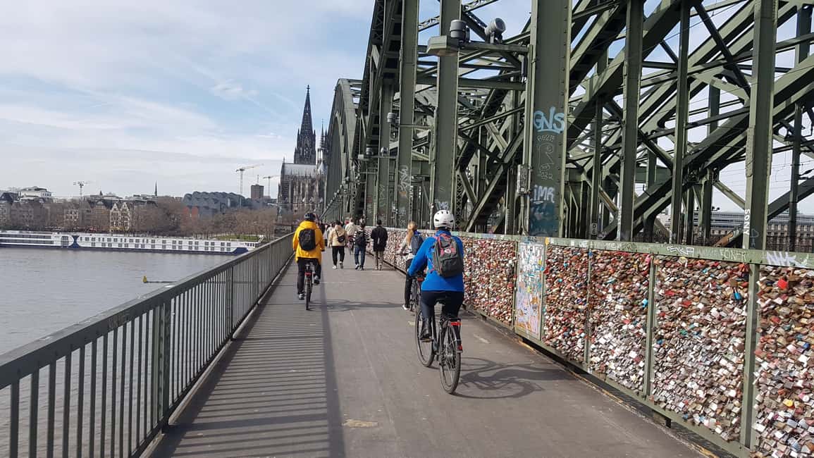 imagem n.2 de Colónia: Tour guiado de 3 horas em bicicleta atividade em Colônia, Alemanha, carregada pelo fornecedor
