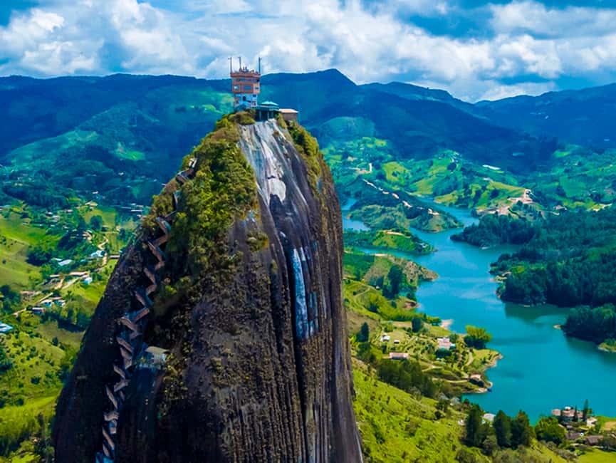 imagem n.27 de Medellín: Tour particular em Guatapé com helicóptero e passeio de barco atividade em Guatapé, carregada pelo fornecedor