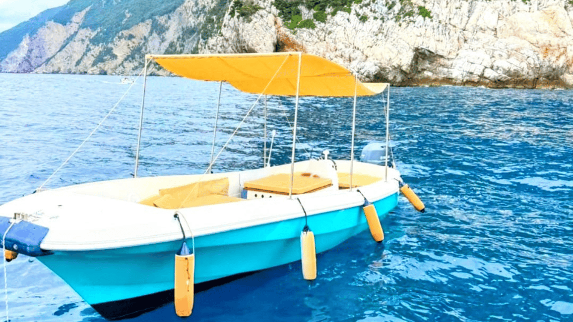 Immagine nº 2 di La Spezia: tour in barca delle Cinque Terre con cibo e bevande attività a Levanto, caricata dal fornitore
