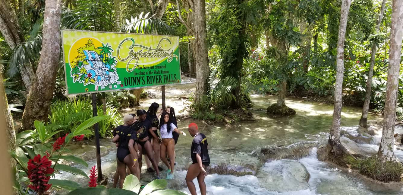 imagem n.3 de Montego Bay: Rafting no Rio e Viagem de um Dia às Cataratas do Rio Dunn atividade em Ocho Rios, carregada pelo fornecedor