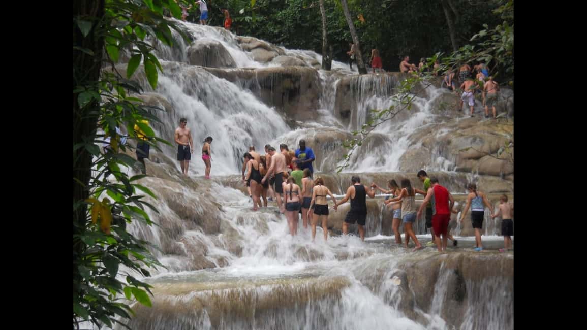 imagem n.4 de Montego Bay: Rafting no Rio e Viagem de um Dia às Cataratas do Rio Dunn atividade em Ocho Rios, carregada pelo fornecedor