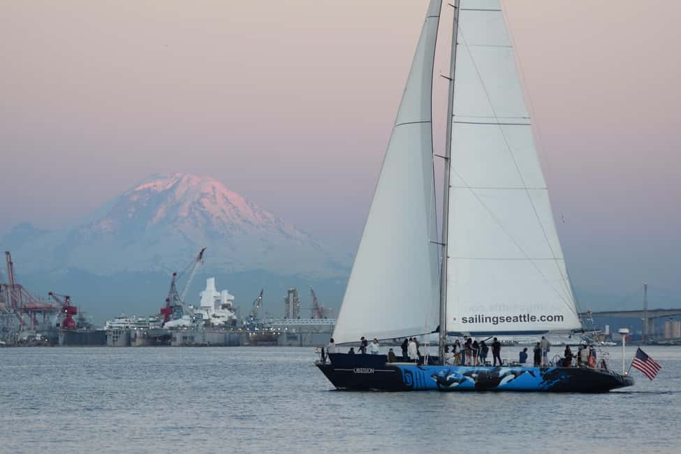 imagem n.4 de Seattle: Cruzeiro à vela ao pôr do sol atividade em Washington, carregada pelo fornecedor
