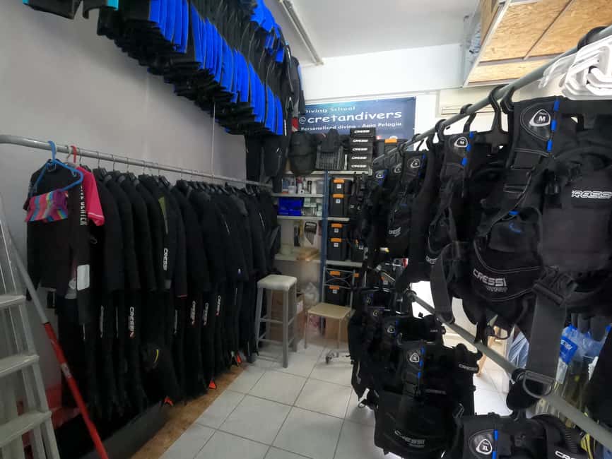 Immagine nº 15 di Heraklion: Lezione di immersione subacquea per principianti con istruttore PADI attività a Agia Pelagia, caricata dal fornitore