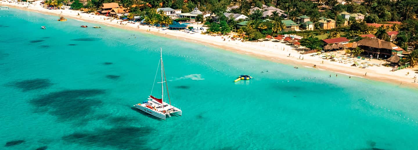 imagem n.2 de De Montego Bay/Falmouth: Cruzeiro de catamarã pela praia de Negril atividade em Negril, carregada pelo fornecedor
