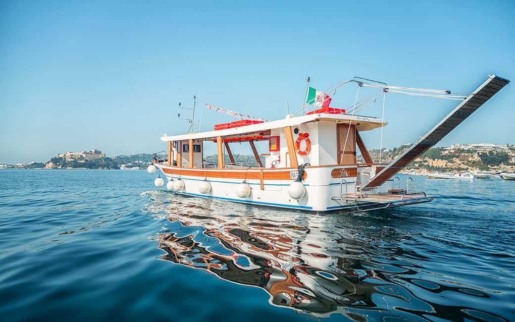 Immagine nº 1 di Da Bacoli: Tour in barca con fondo di vetro del Parco Sommerso di Baia attività a Napoli, caricata dal fornitore