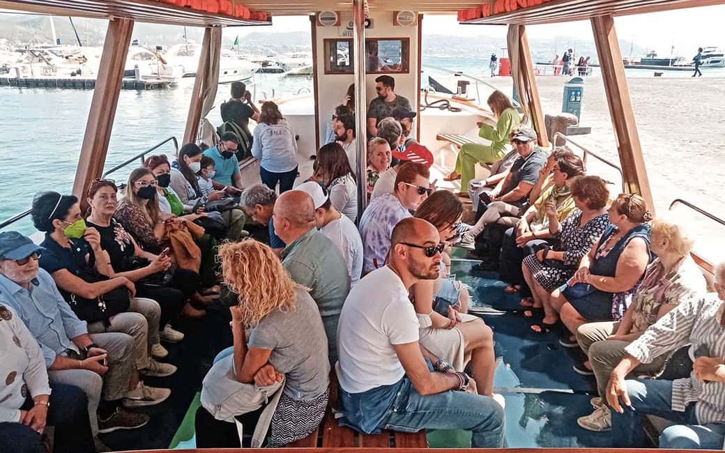 Immagine nº 7 di Da Bacoli: Tour in barca con fondo di vetro del Parco Sommerso di Baia attività a Napoli, caricata dal fornitore