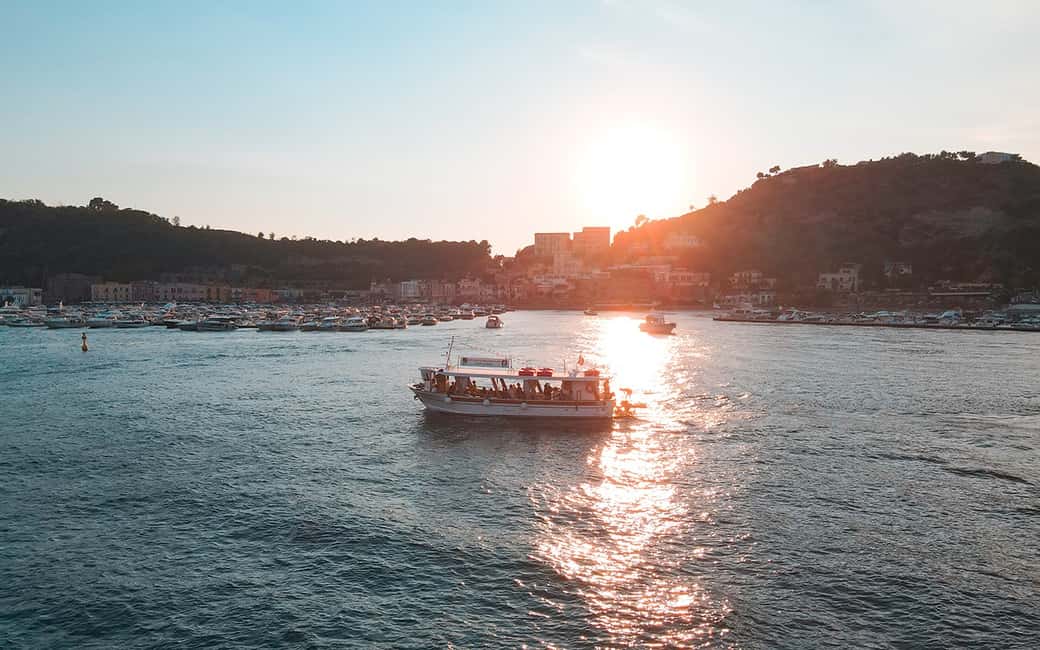Immagine nº 9 di Da Bacoli: Tour in barca con fondo di vetro del Parco Sommerso di Baia attività a Napoli, caricata dal fornitore