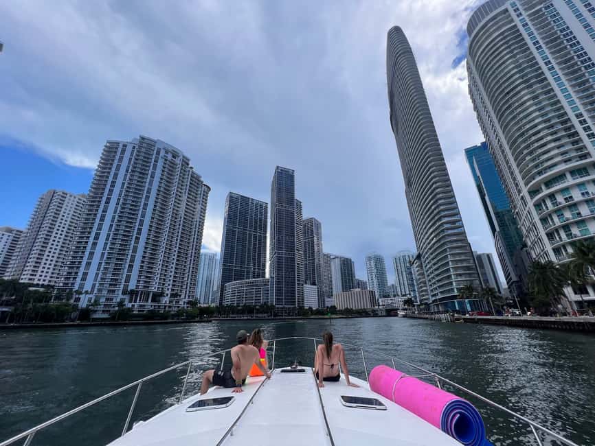 imagen n.º 6 de Miami: Excursión Privada en Yate de Alquiler con Champán y Snorkel actividad en Miami, subida por el proveedor