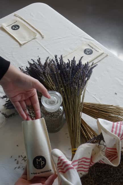 imagen n.º 10 de Visita a los campos de lavanda y la destilería entre Nimes y Arles actividad en Bellegarde, subida por el proveedor