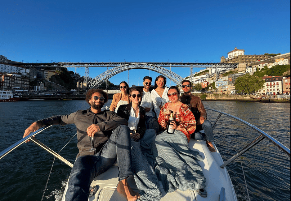imagem n.8 de Porto: Tour em iate particular com vinho, petiscos e 6 pontes atividade em Região do Norte, Portugal, carregada pelo fornecedor