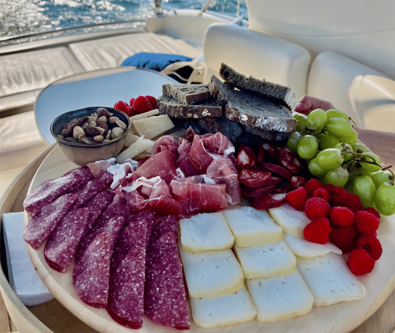 imagem n.10 de Porto: Tour em iate particular com vinho, petiscos e 6 pontes atividade em Região do Norte, Portugal, carregada pelo fornecedor