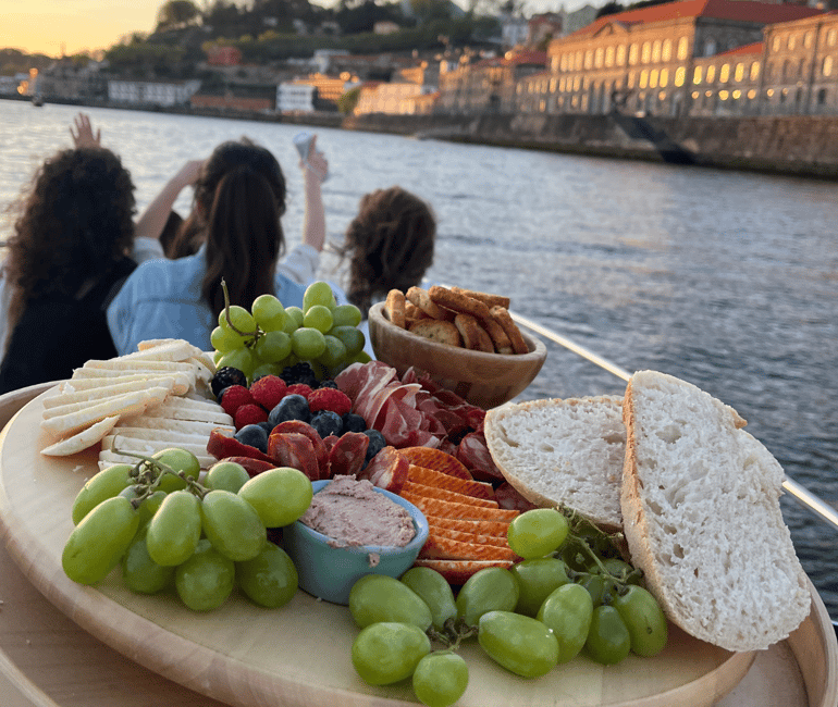 imagem n.4 de Porto: Tour em iate particular com vinho, petiscos e 6 pontes atividade em Região do Norte, Portugal, carregada pelo fornecedor