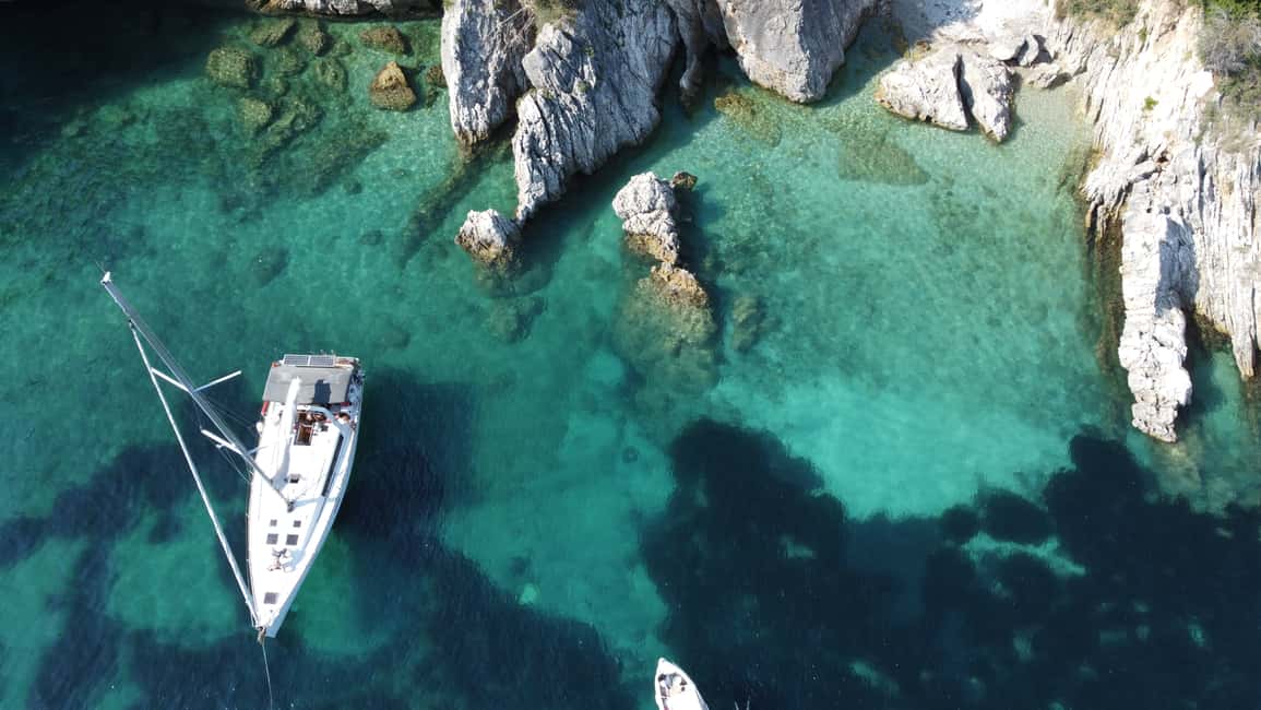 Immagine nº 1 di Gouvia: Gita in barca a vela sull'isola di Corfù con spuntino e bevande analcoliche attività a Grecia Occidentale, caricata dal fornitore