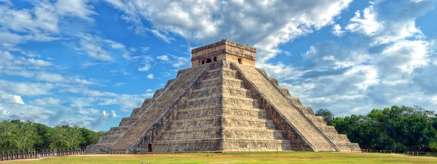 imagem n.1 de Chichen Itza: Excursão a pé guiada atividade em Península de yucatán, carregada pelo fornecedor