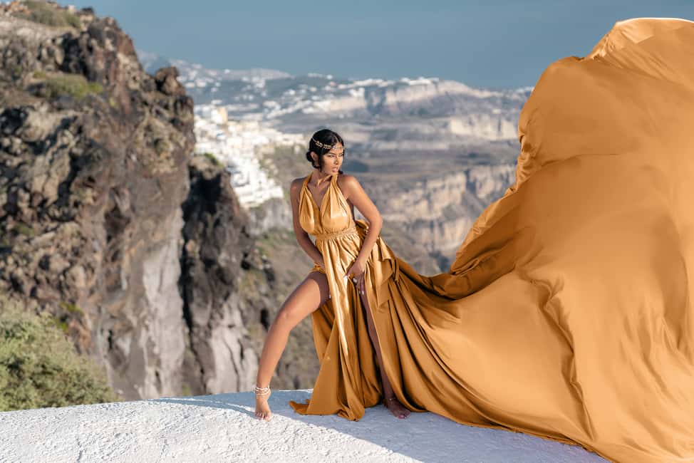 imagem n.5 de Santorini: Sessão fotográfica com vestido voador atividade em Fira, Santorini, carregada pelo fornecedor