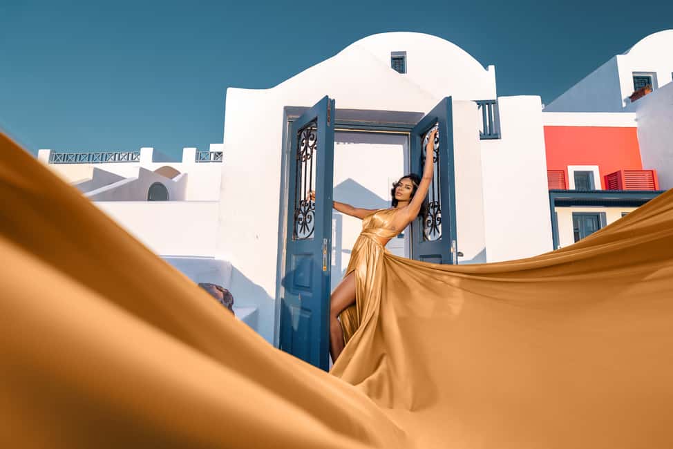 imagem n.4 de Santorini: Sessão fotográfica com vestido voador atividade em Fira, Santorini, carregada pelo fornecedor