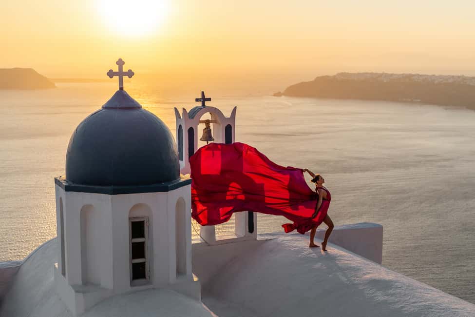 imagem n.3 de Santorini: Sessão fotográfica com vestido voador atividade em Fira, Santorini, carregada pelo fornecedor