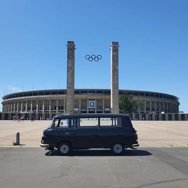 Immagine nº 1 di Berlino: Tour panoramico privato di 2 ore in un classico furgone della DDR attività a Berlino, caricata dal fornitore