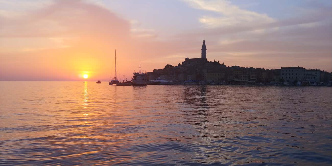 Immagine nº 2 di Rovigno: Gita in barca al tramonto con osservazione dei delfini attività a Rovigno, caricata dal fornitore