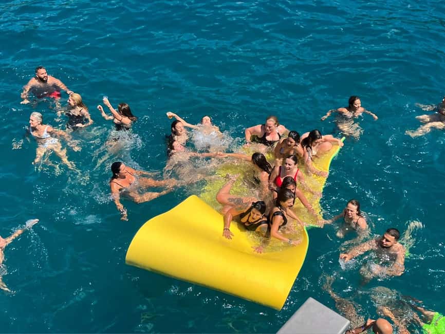 bild nr.7 av Lloret de Mar: Katamarankryssning med mat, dryck och musik aktivitet i Lloret de Mar, uppladdad av arrangören