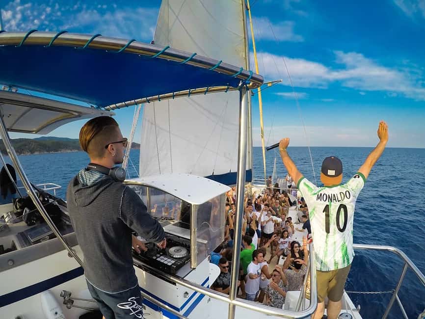 bild nr.2 av Lloret de Mar: Katamarankryssning med mat, dryck och musik aktivitet i Lloret de Mar, uppladdad av arrangören