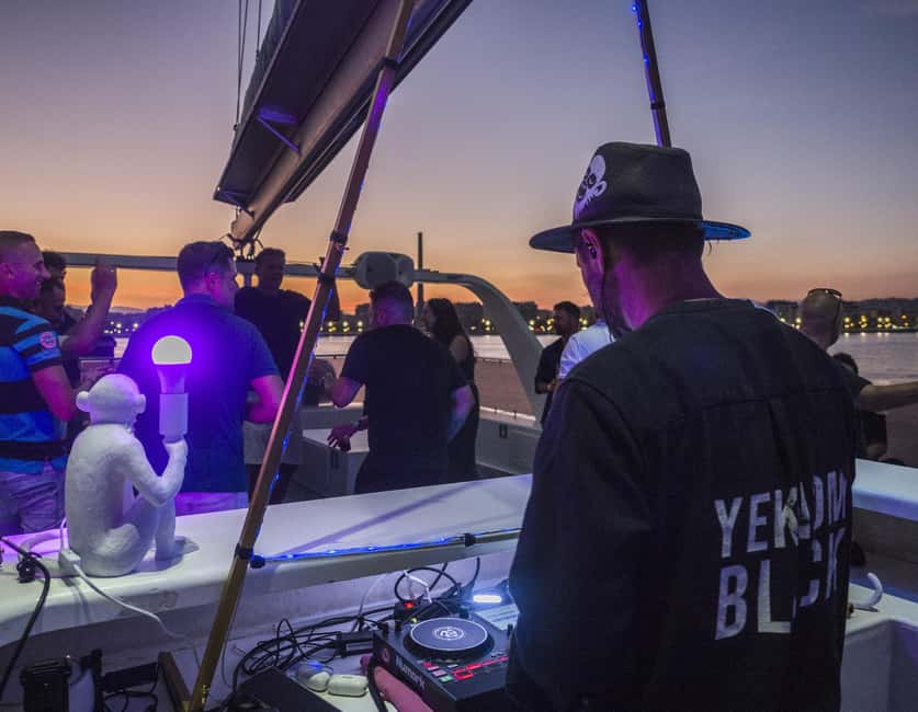 imagen n.º 1 de Málaga: crucero al atardecer o nocturno en catamarán con DJ en directo y bebida actividad en Málaga, subida por el proveedor