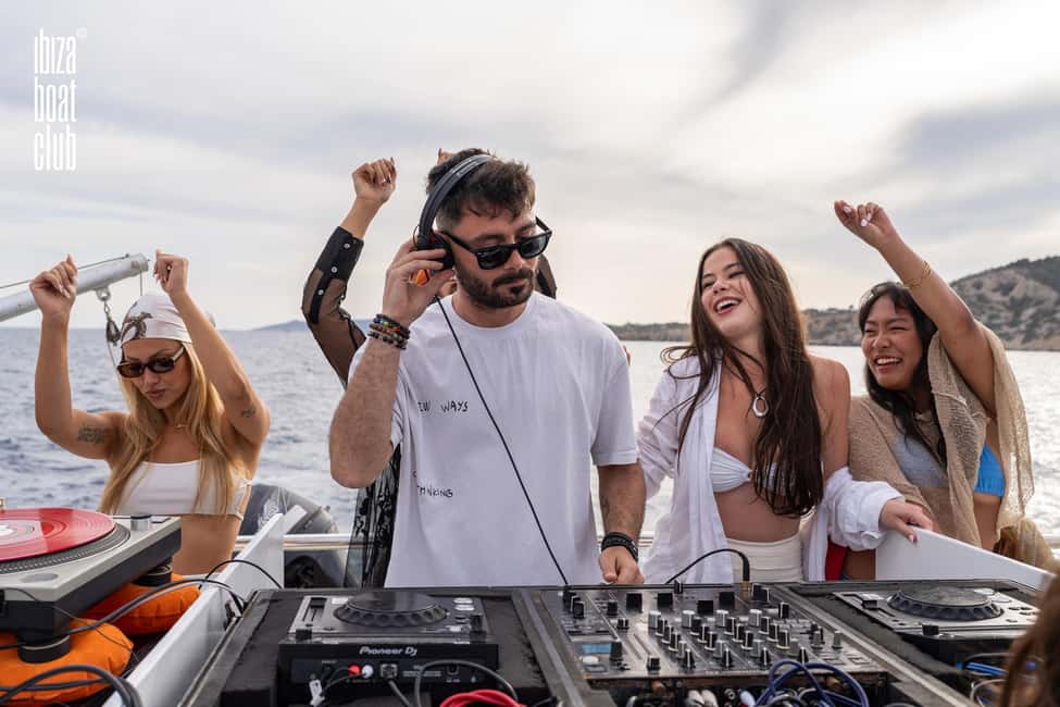 Image N°14 de Ibiza : Brunch sans fond à l'Ibiza Boat Club avec boissons et DJ activité à Ibiza (ville), publiée par le prestataire