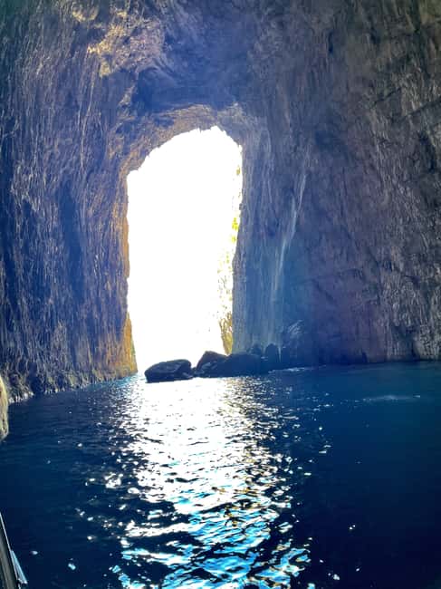 Bild Nr. 26 von Vlorë: Sazan Insel, Haxhi Ali Höhle und Karaburun Bootstour Aktivität in Kreis Vlora, hochgeladen vom Anbieter