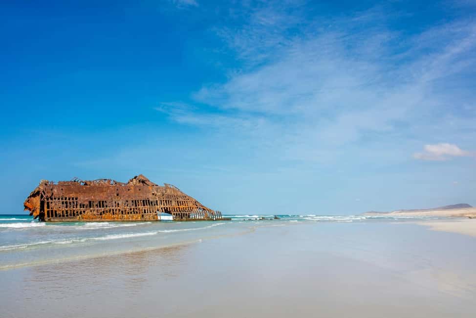 imagem n.16 de Tour de 4x4 com naufrágio e almoço local em Boa Vista atividade em Santa Maria, Cabo Verde, carregada pelo fornecedor