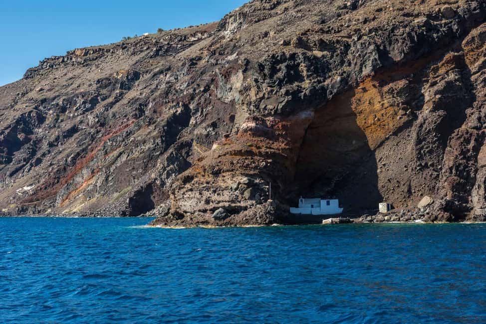 Immagine nº 2 di Porto di Santorini: Crociera al vulcano, alle sorgenti termali e a Thirassia attività a Fira, caricata dal fornitore