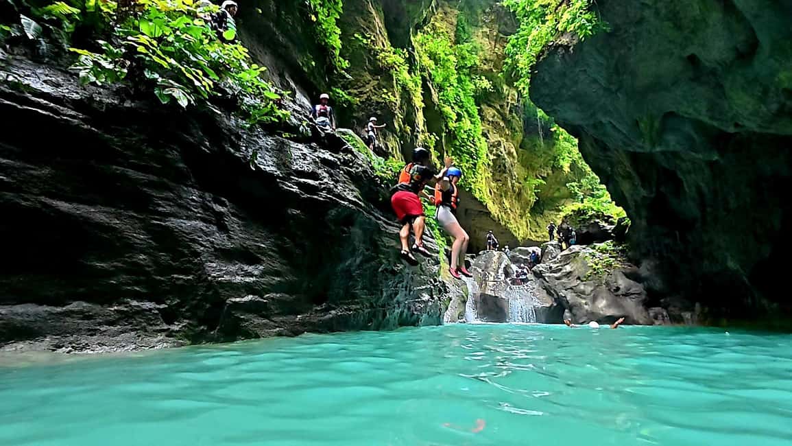 imagem n.12 de Cebu: Natação com tubarões-baleia e excursão de canoagem em Kawasan atividade em Badian, carregada pelo fornecedor