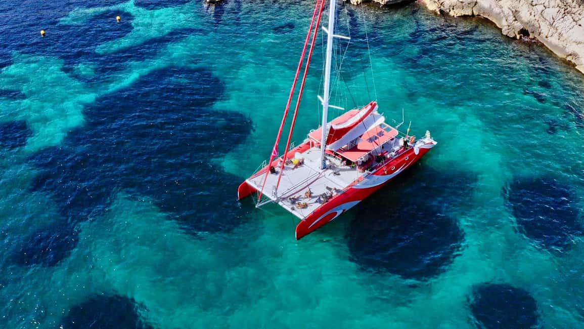 imagen n.º 4 de Marsella : Crucero en Catamarán por las Calanques con Comida y Vino actividad en Sur de Francia, subida por el proveedor