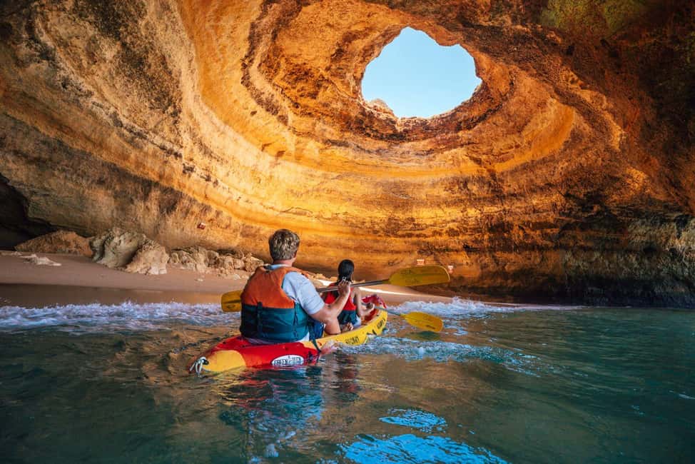 Image N°4 de Benagil : Visite guidée en kayak de la grotte de Benagil activité à Benagil, publiée par le prestataire