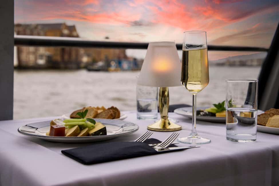 Image N°2 de Londres : Dîner-croisière sur la Tamise activité à Royaume-Uni, publiée par le prestataire