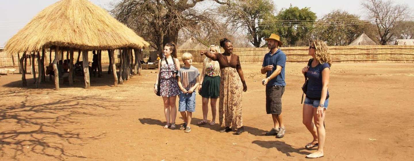 imagen n.º 1 de Cataratas Victoria: tour por el pueblo con degustación de comida tradicional actividad en Victoria Falls Town, subida por el proveedor