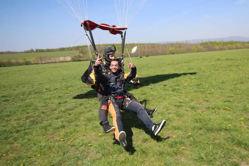 Bild Nr. 14 von Tandem-Fallschirmsprung-Abenteuer in Prag Aktivität in Prag, hochgeladen vom Anbieter