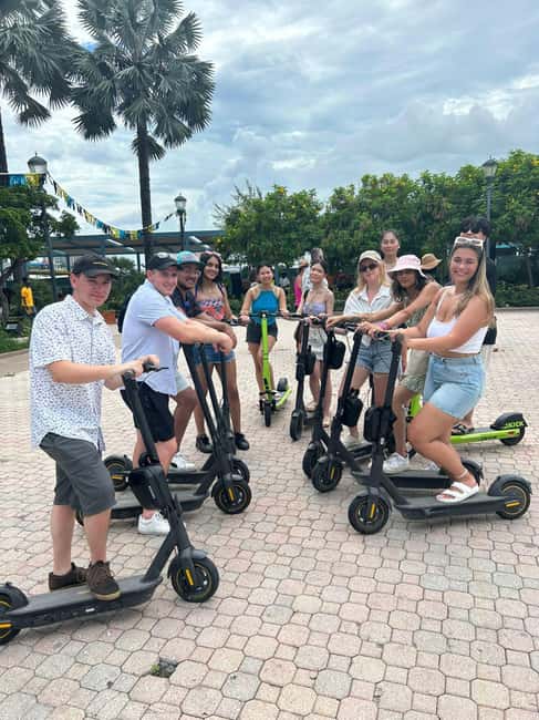 Image N°1 de Nassau : Visite culinaire en scooter électrique avec dégustation de mets et de boissons locales activité à Nassau, Bahamas, publiée par le prestataire